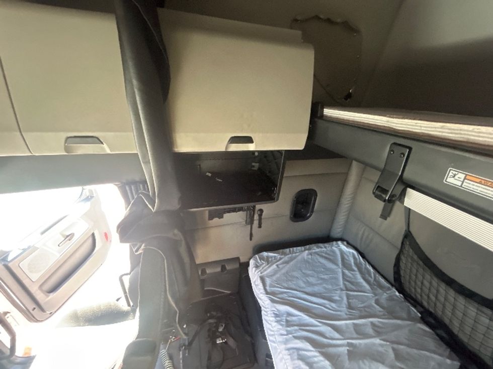 Sleeper Tractor-Heavy Duty Tractors-Freightliner-2022-T12664ST-Greensboro-NC-475,442\n\t\tmiles-$ 69,250 - Image 19