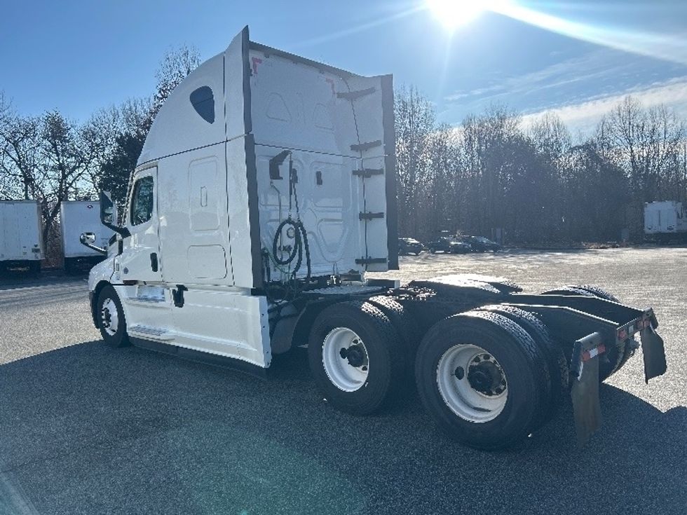 Sleeper Tractor-Heavy Duty Tractors-Freightliner-2022-T12664ST-Greensboro-NC-475,442\n\t\tmiles-$ 69,250 - Image 5