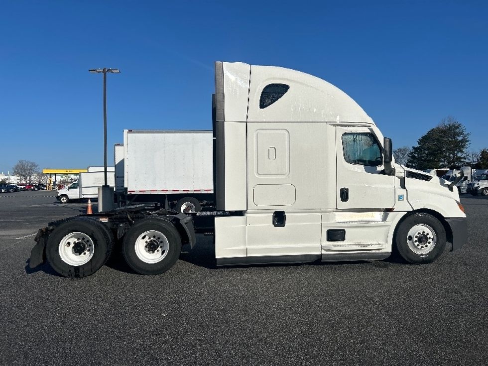 Sleeper Tractor-Heavy Duty Tractors-Freightliner-2022-T12664ST-Greensboro-NC-475,442\n\t\tmiles-$ 69,250 - Image 8