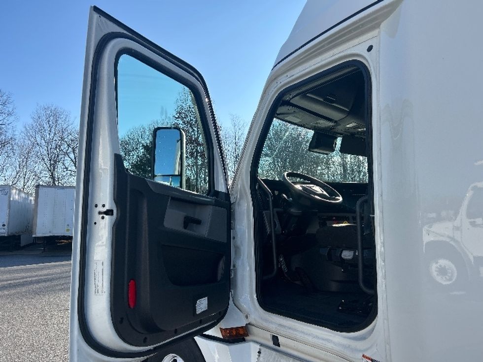Sleeper Tractor-Heavy Duty Tractors-Freightliner-2022-T12664ST-Greensboro-NC-475,442\n\t\tmiles-$ 69,250 - Image 9