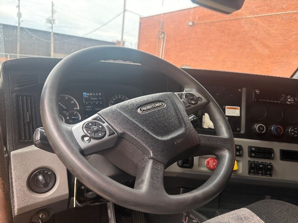 Sleeper Tractor-Heavy Duty Tractors-Freightliner-2022-T12664ST-Greensboro-NC-475,605\n\t\tmiles-$ 70,750 - Image 10