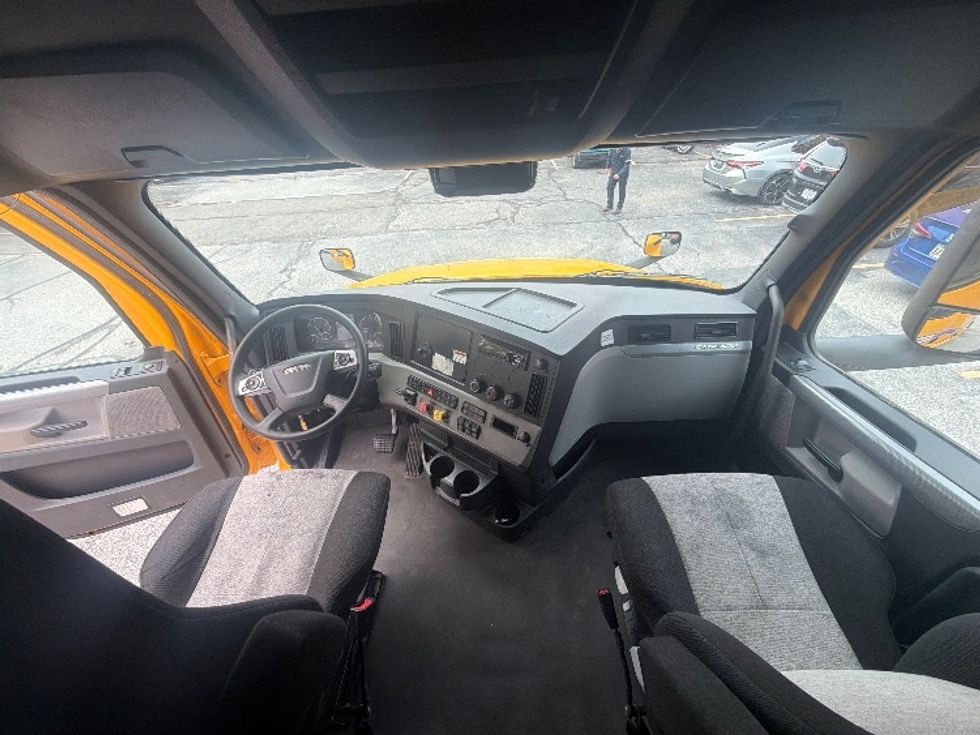 Sleeper Tractor-Heavy Duty Tractors-Freightliner-2022-T12664ST-Greensboro-NC-475,605\n\t\tmiles-$ 70,750 - Image 12