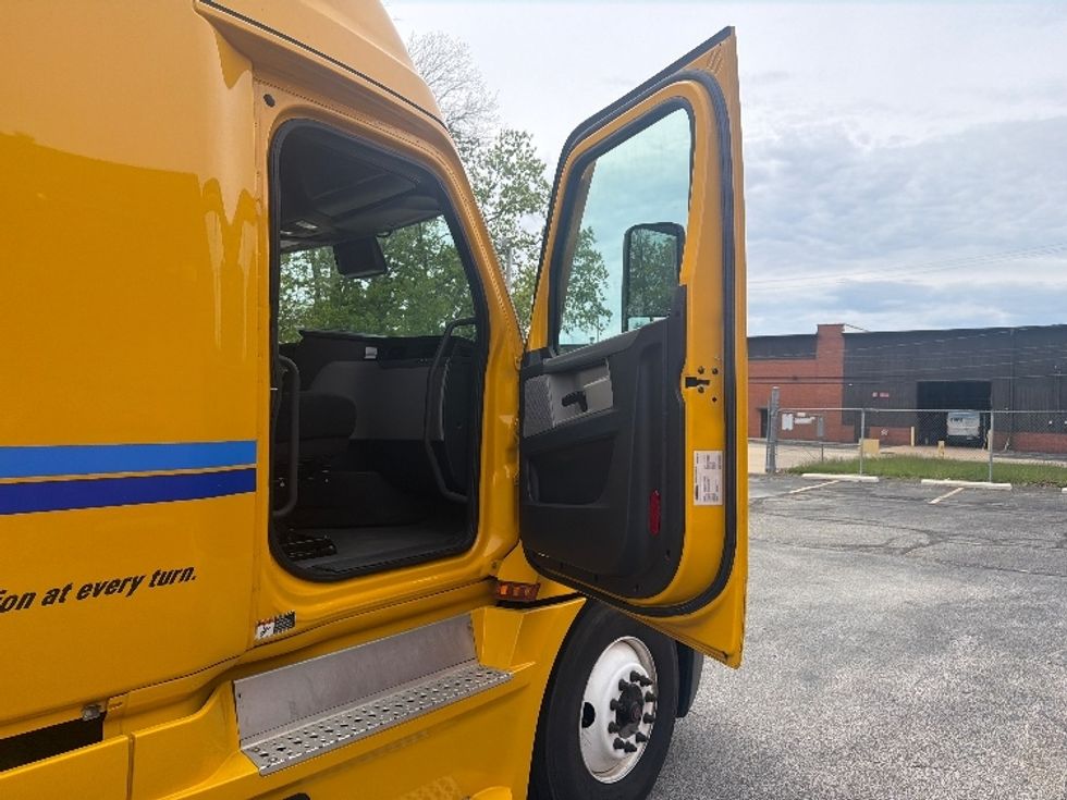 Sleeper Tractor-Heavy Duty Tractors-Freightliner-2022-T12664ST-Greensboro-NC-475,605\n\t\tmiles-$ 70,750 - Image 13