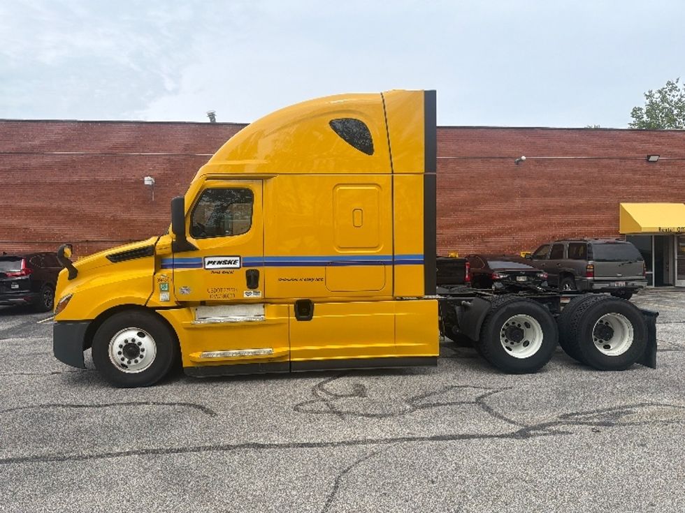 Sleeper Tractor-Heavy Duty Tractors-Freightliner-2022-T12664ST-Greensboro-NC-475,605\n\t\tmiles-$ 70,750 - Image 4