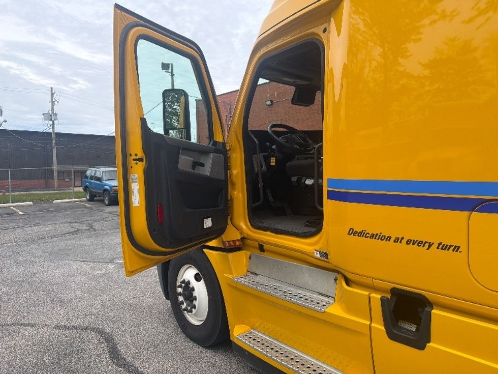 Sleeper Tractor-Heavy Duty Tractors-Freightliner-2022-T12664ST-Greensboro-NC-475,605\n\t\tmiles-$ 70,750 - Image 9
