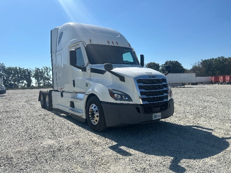 Sleeper Tractor-Heavy Duty Tractors-Freightliner-2022-T12664ST-Greensboro-NC-480,237\n\t\tmiles-$ 81,500 - Image 1