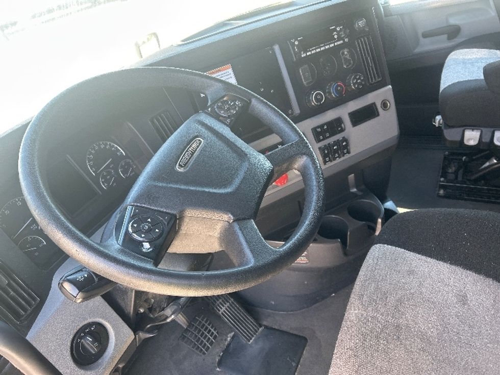 Sleeper Tractor-Heavy Duty Tractors-Freightliner-2022-T12664ST-Greensboro-NC-480,237\n\t\tmiles-$ 81,500 - Image 10