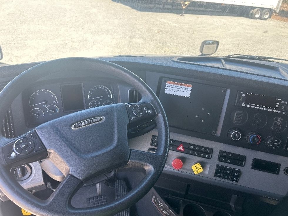 Sleeper Tractor-Heavy Duty Tractors-Freightliner-2022-T12664ST-Greensboro-NC-480,237\n\t\tmiles-$ 81,500 - Image 11