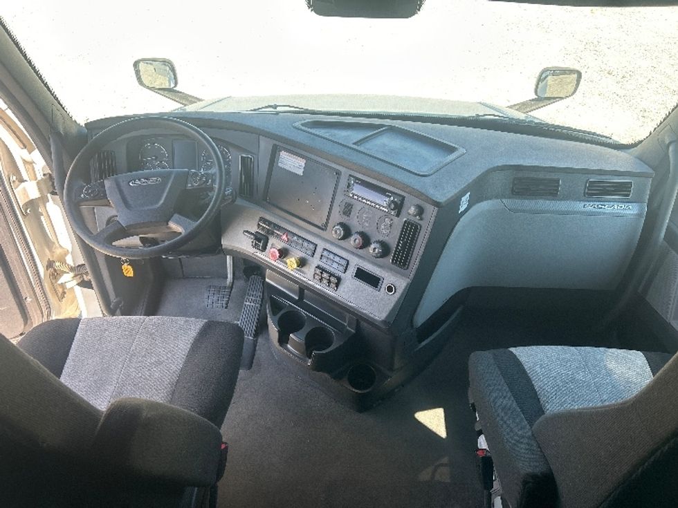 Sleeper Tractor-Heavy Duty Tractors-Freightliner-2022-T12664ST-Greensboro-NC-480,237\n\t\tmiles-$ 81,500 - Image 12