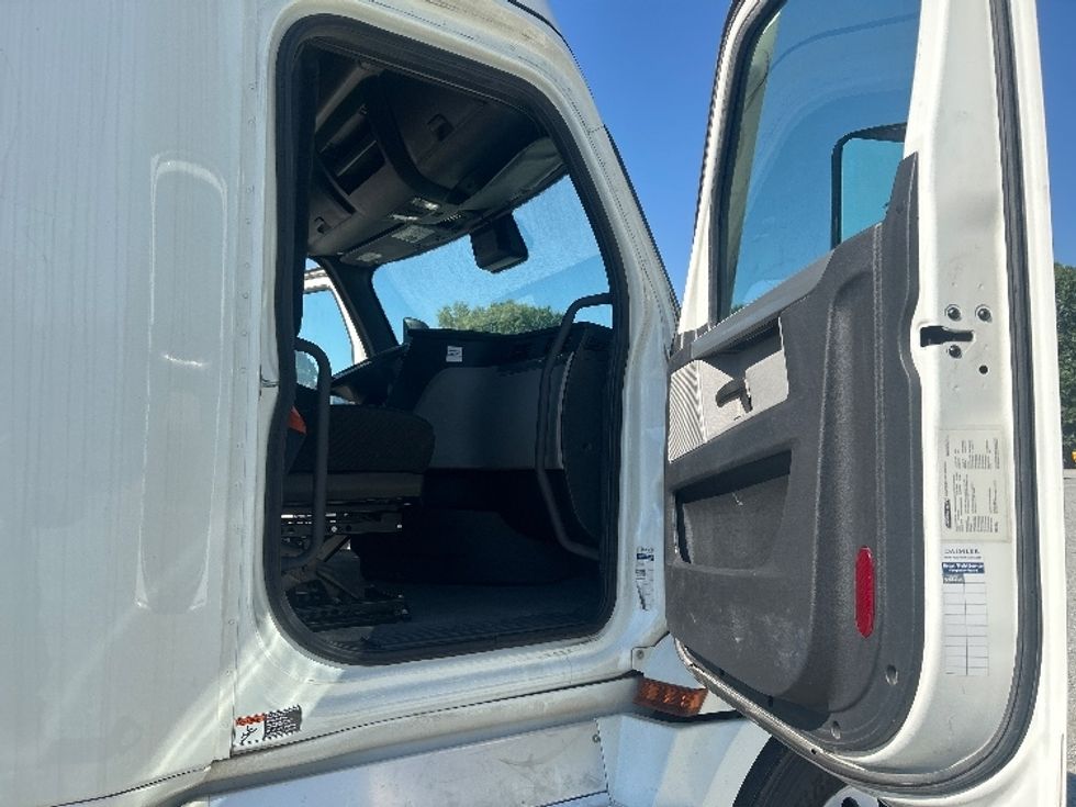 Sleeper Tractor-Heavy Duty Tractors-Freightliner-2022-T12664ST-Greensboro-NC-480,237\n\t\tmiles-$ 81,500 - Image 13