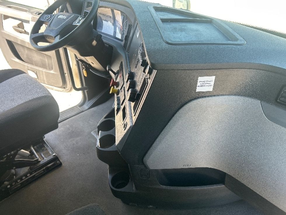 Sleeper Tractor-Heavy Duty Tractors-Freightliner-2022-T12664ST-Greensboro-NC-480,237\n\t\tmiles-$ 81,500 - Image 15
