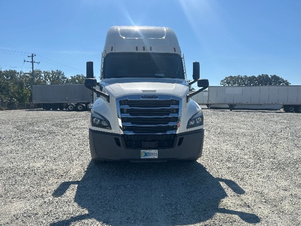 Sleeper Tractor-Heavy Duty Tractors-Freightliner-2022-T12664ST-Greensboro-NC-480,237\n\t\tmiles-$ 81,500 - Image 2