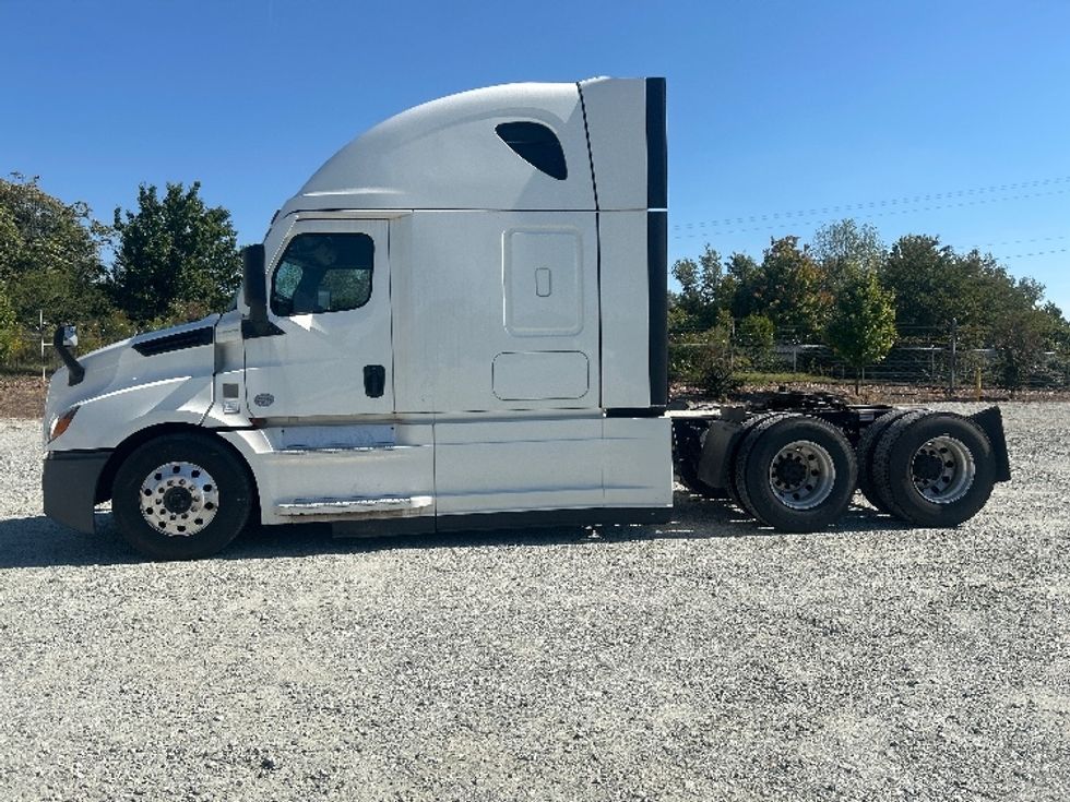 Sleeper Tractor-Heavy Duty Tractors-Freightliner-2022-T12664ST-Greensboro-NC-480,237\n\t\tmiles-$ 81,500 - Image 4