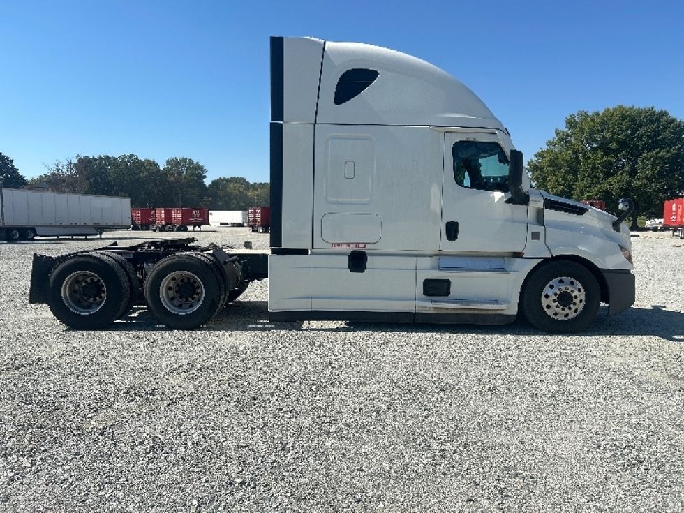 Sleeper Tractor-Heavy Duty Tractors-Freightliner-2022-T12664ST-Greensboro-NC-480,237\n\t\tmiles-$ 81,500 - Image 8