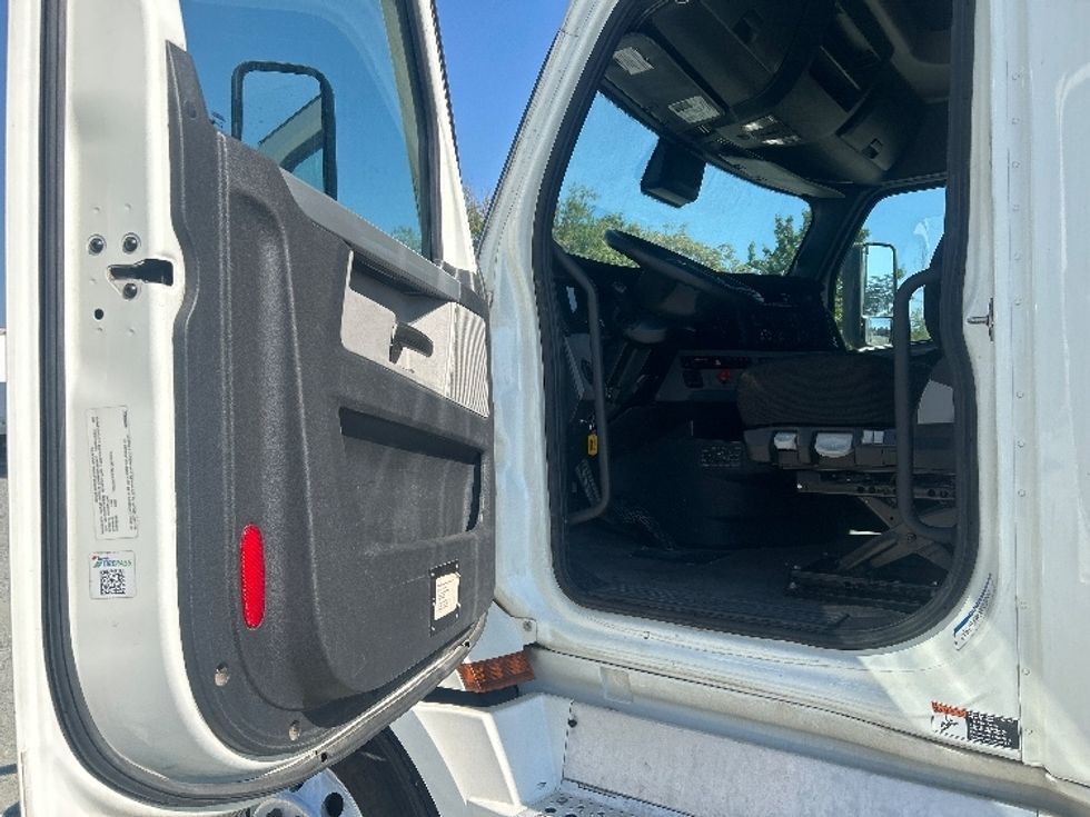 Sleeper Tractor-Heavy Duty Tractors-Freightliner-2022-T12664ST-Greensboro-NC-480,237\n\t\tmiles-$ 81,500 - Image 9