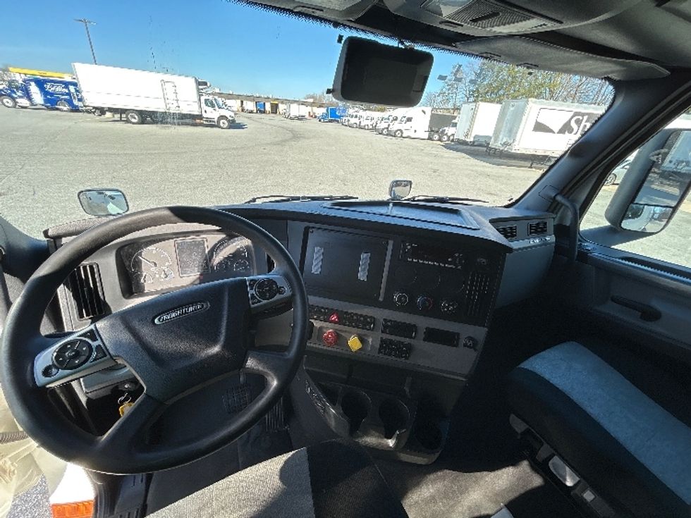 Sleeper Tractor-Heavy Duty Tractors-Freightliner-2022-T12664ST-Greensboro-NC-556,356\n\t\tmiles-$ 67,250 - Image 11