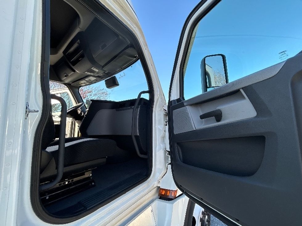 Sleeper Tractor-Heavy Duty Tractors-Freightliner-2022-T12664ST-Greensboro-NC-556,356\n\t\tmiles-$ 67,250 - Image 13