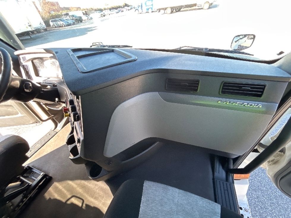 Sleeper Tractor-Heavy Duty Tractors-Freightliner-2022-T12664ST-Greensboro-NC-556,356\n\t\tmiles-$ 67,250 - Image 14