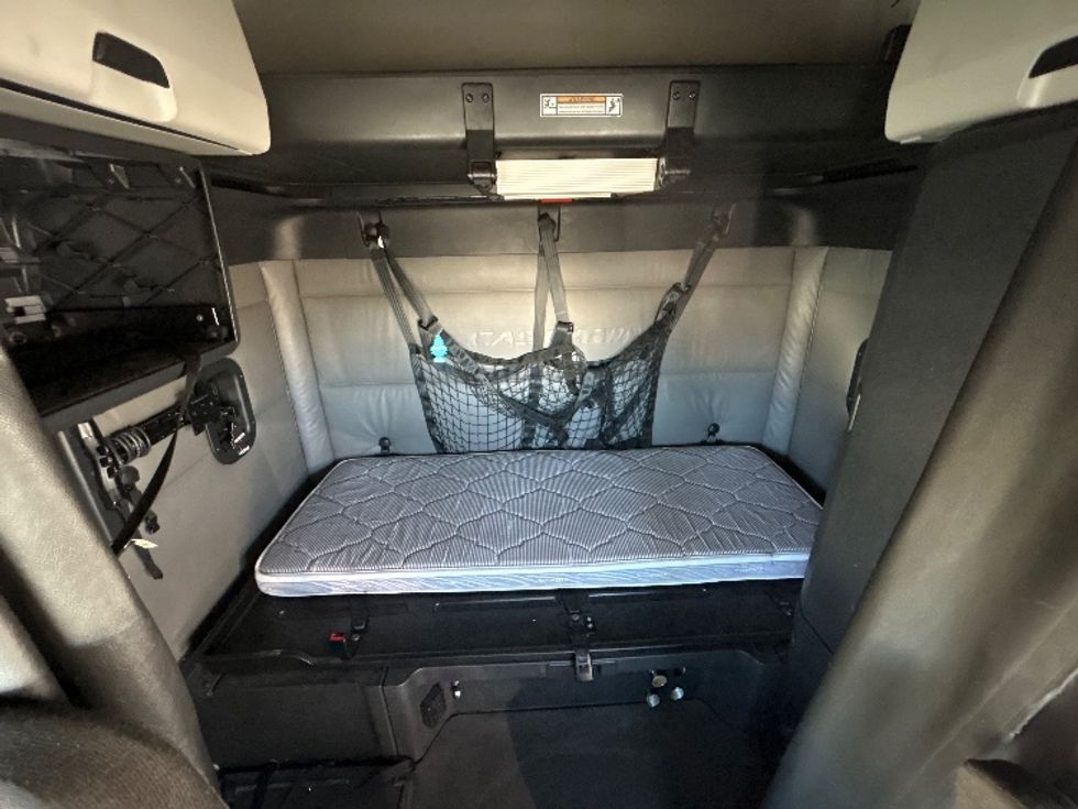 Sleeper Tractor-Heavy Duty Tractors-Freightliner-2022-T12664ST-Greensboro-NC-556,356\n\t\tmiles-$ 67,250 - Image 16