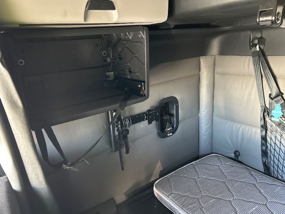 Sleeper Tractor-Heavy Duty Tractors-Freightliner-2022-T12664ST-Greensboro-NC-556,356\n\t\tmiles-$ 67,250 - Image 19