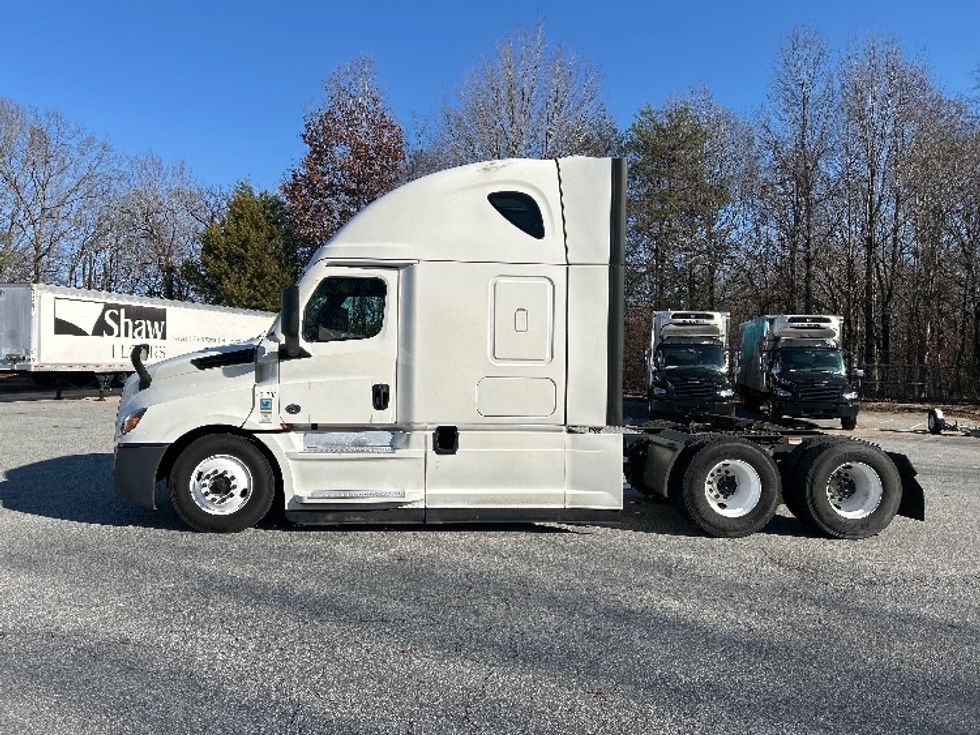 Sleeper Tractor-Heavy Duty Tractors-Freightliner-2022-T12664ST-Greensboro-NC-556,356\n\t\tmiles-$ 67,250 - Image 4