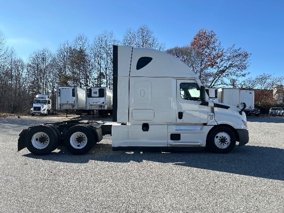 Sleeper Tractor-Heavy Duty Tractors-Freightliner-2022-T12664ST-Greensboro-NC-556,356\n\t\tmiles-$ 67,250 - Image 8