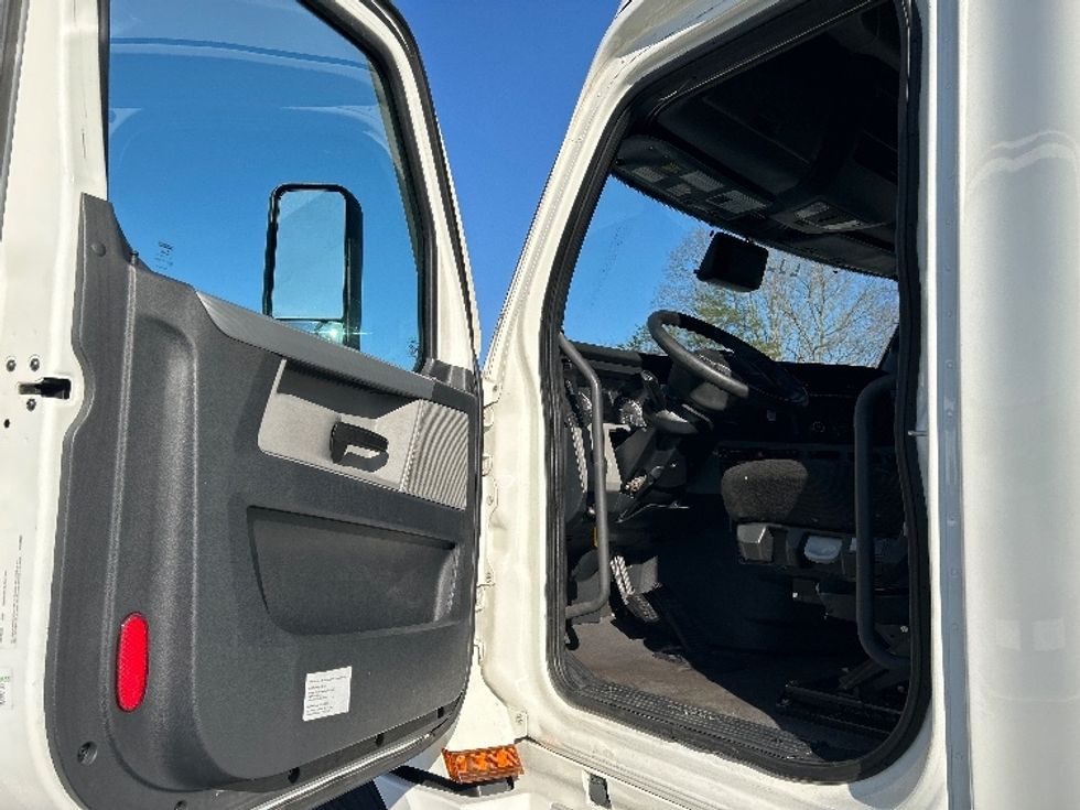 Sleeper Tractor-Heavy Duty Tractors-Freightliner-2022-T12664ST-Greensboro-NC-556,356\n\t\tmiles-$ 67,250 - Image 9