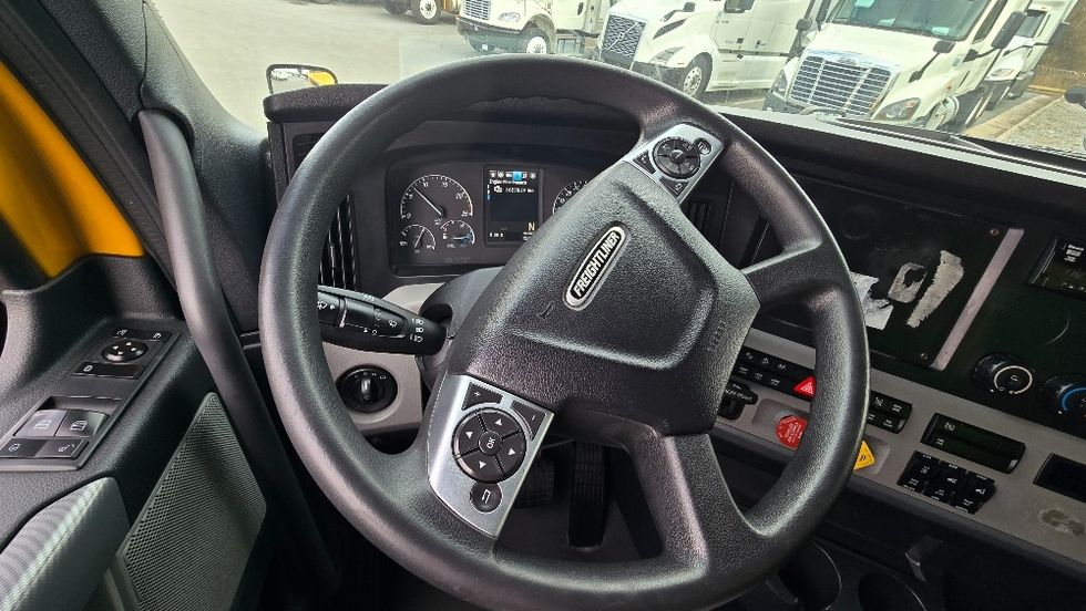 Sleeper Tractor-Heavy Duty Tractors-Freightliner-2022-T12664ST-Greensboro-NC-558,391\n\t\tmiles-$ 57,000 - Image 10