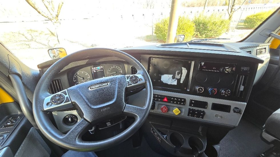 Sleeper Tractor-Heavy Duty Tractors-Freightliner-2022-T12664ST-Greensboro-NC-558,391\n\t\tmiles-$ 57,000 - Image 11