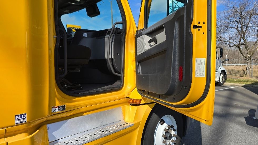 Sleeper Tractor-Heavy Duty Tractors-Freightliner-2022-T12664ST-Greensboro-NC-558,391\n\t\tmiles-$ 57,000 - Image 13