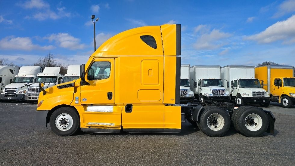 Sleeper Tractor-Heavy Duty Tractors-Freightliner-2022-T12664ST-Greensboro-NC-558,391\n\t\tmiles-$ 57,000 - Image 4