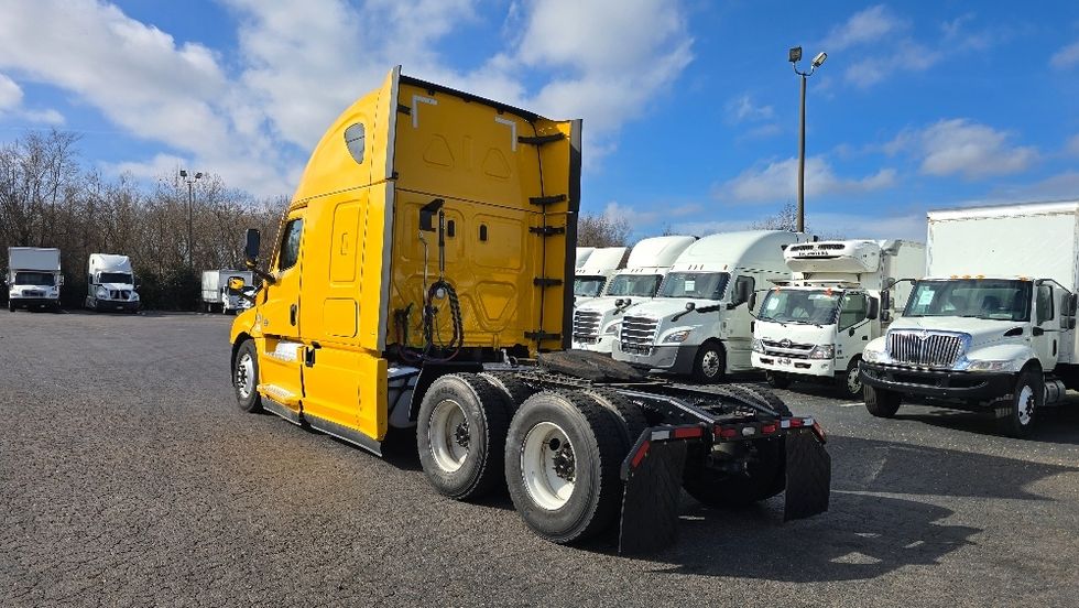 Sleeper Tractor-Heavy Duty Tractors-Freightliner-2022-T12664ST-Greensboro-NC-558,391\n\t\tmiles-$ 57,000 - Image 5