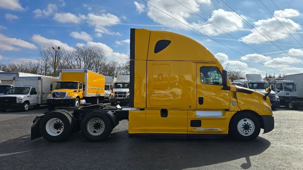Sleeper Tractor-Heavy Duty Tractors-Freightliner-2022-T12664ST-Greensboro-NC-558,391\n\t\tmiles-$ 57,000 - Image 8
