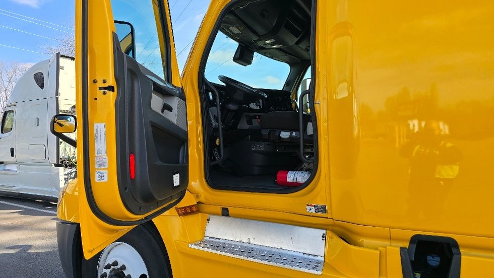 Sleeper Tractor-Heavy Duty Tractors-Freightliner-2022-T12664ST-Greensboro-NC-558,391\n\t\tmiles-$ 57,000 - Image 9