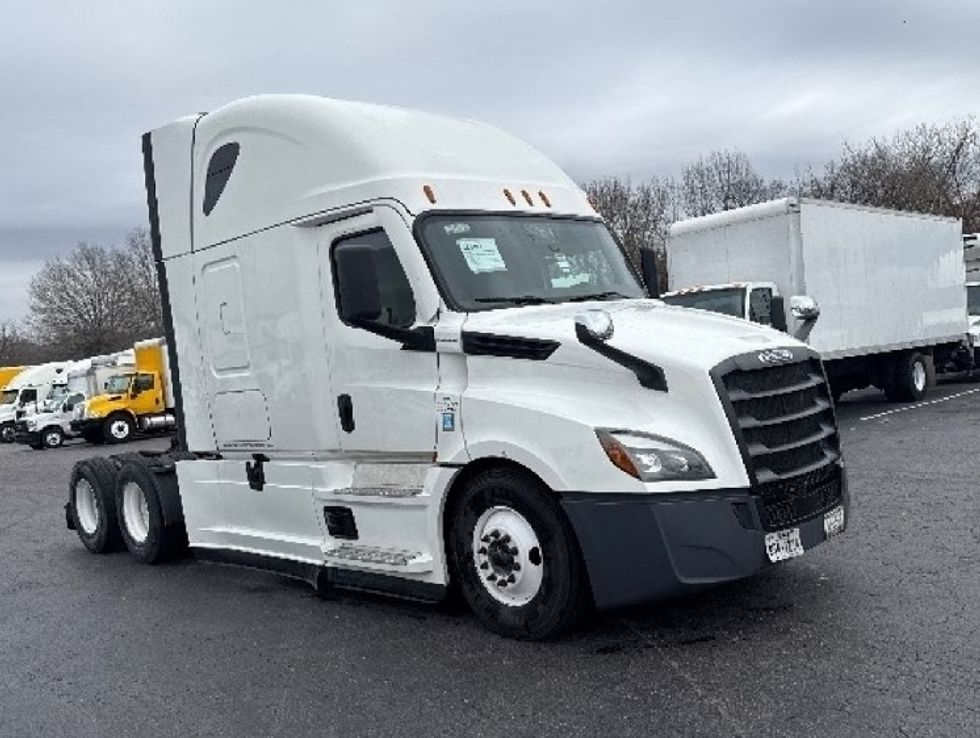 Sleeper Tractor-Heavy Duty Tractors-Freightliner-2022-T12664ST-Greensboro-NC-578,605\n\t\tmiles-$ 63,250 - Image 1