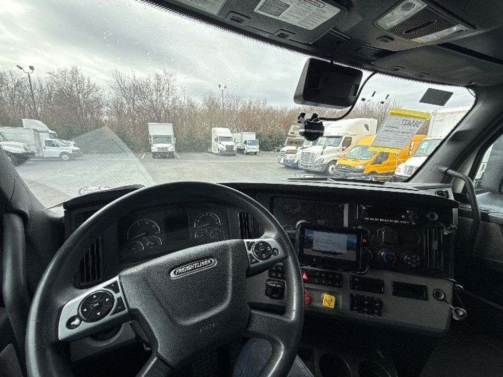 Sleeper Tractor-Heavy Duty Tractors-Freightliner-2022-T12664ST-Greensboro-NC-578,605\n\t\tmiles-$ 63,250 - Image 10