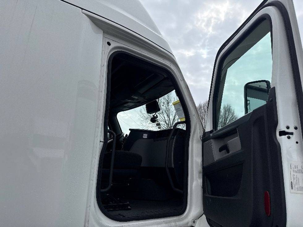 Sleeper Tractor-Heavy Duty Tractors-Freightliner-2022-T12664ST-Greensboro-NC-578,605\n\t\tmiles-$ 63,250 - Image 13