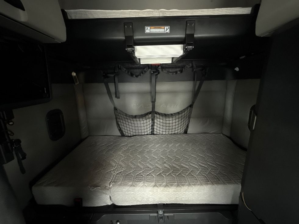 Sleeper Tractor-Heavy Duty Tractors-Freightliner-2022-T12664ST-Greensboro-NC-578,605\n\t\tmiles-$ 63,250 - Image 16