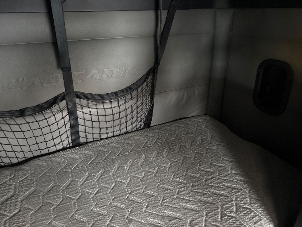 Sleeper Tractor-Heavy Duty Tractors-Freightliner-2022-T12664ST-Greensboro-NC-578,605\n\t\tmiles-$ 63,250 - Image 17