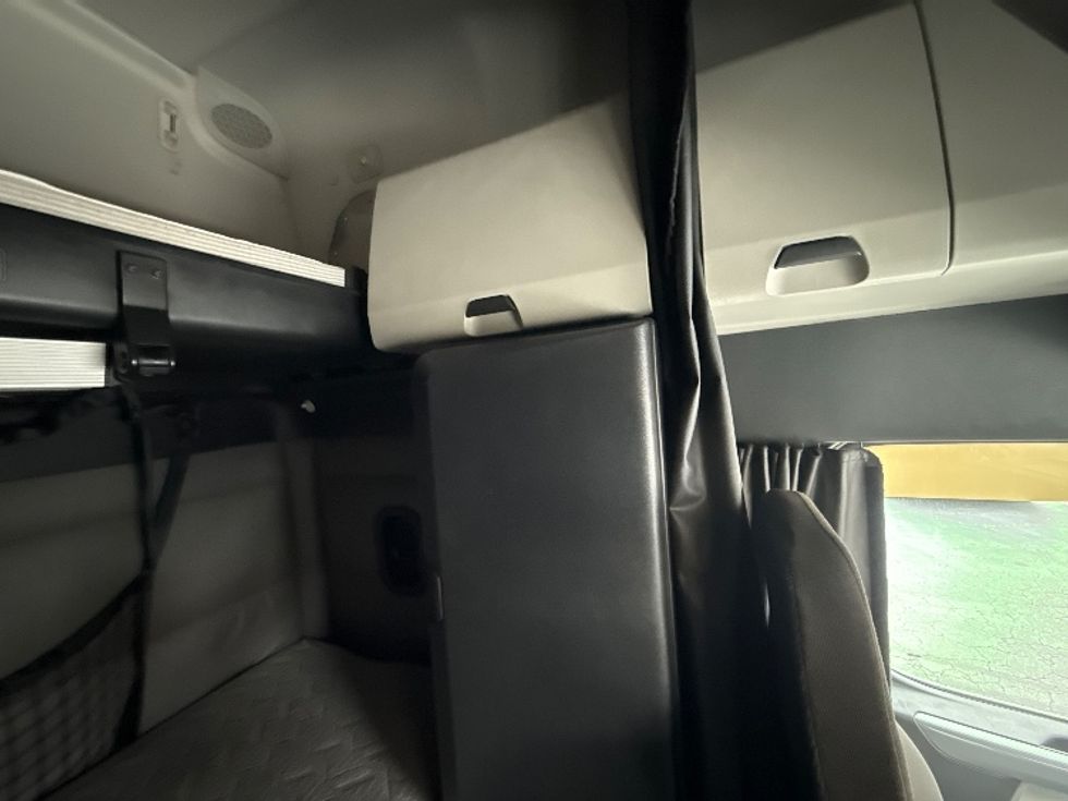 Sleeper Tractor-Heavy Duty Tractors-Freightliner-2022-T12664ST-Greensboro-NC-578,605\n\t\tmiles-$ 63,250 - Image 18