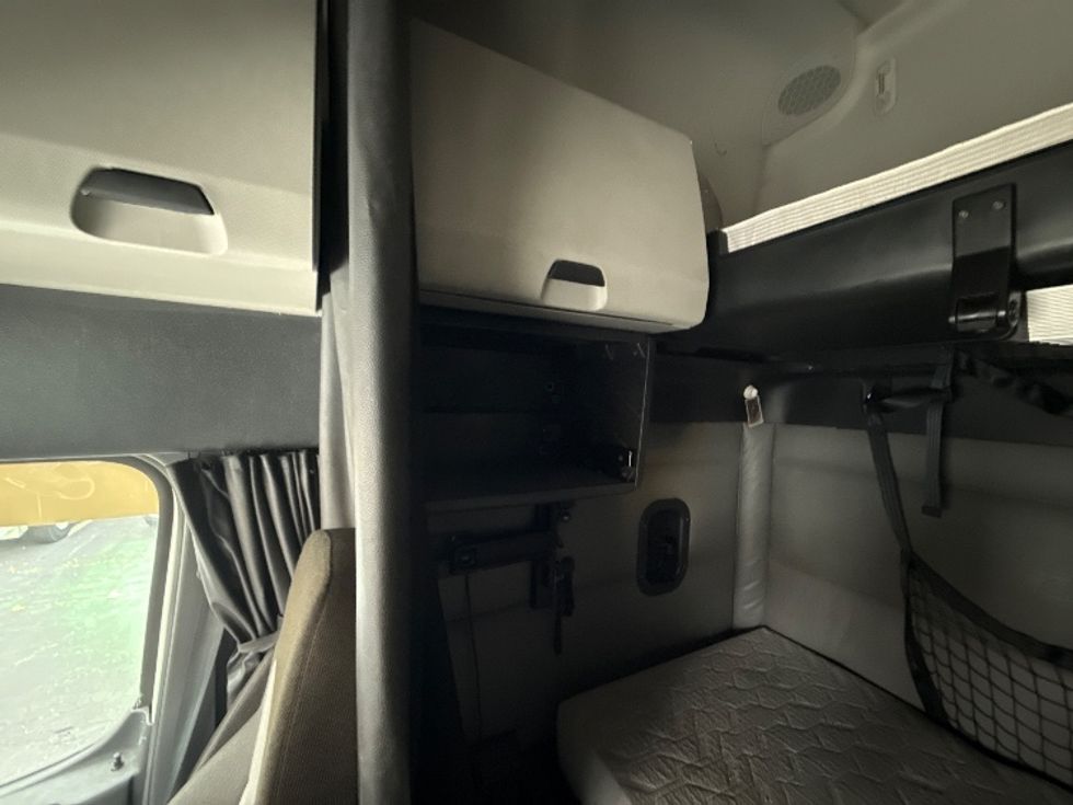 Sleeper Tractor-Heavy Duty Tractors-Freightliner-2022-T12664ST-Greensboro-NC-578,605\n\t\tmiles-$ 63,250 - Image 19