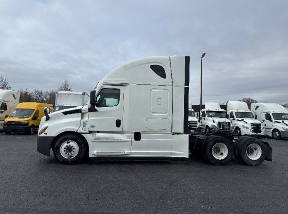 Sleeper Tractor-Heavy Duty Tractors-Freightliner-2022-T12664ST-Greensboro-NC-578,605\n\t\tmiles-$ 63,250 - Image 4
