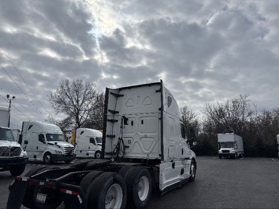 Sleeper Tractor-Heavy Duty Tractors-Freightliner-2022-T12664ST-Greensboro-NC-578,605\n\t\tmiles-$ 63,250 - Image 7