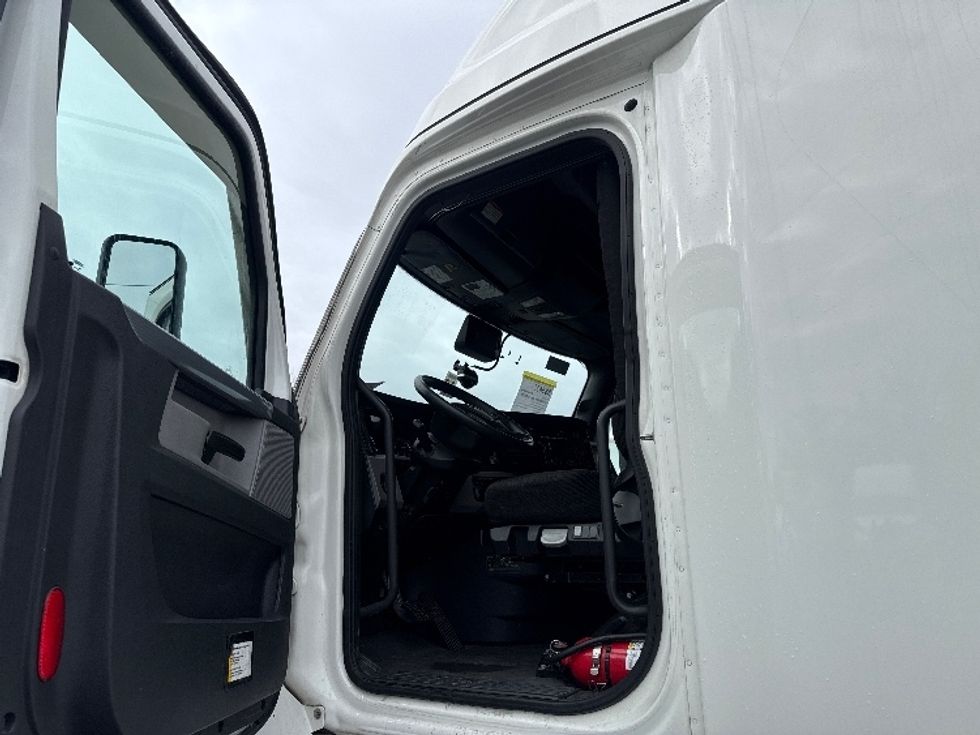 Sleeper Tractor-Heavy Duty Tractors-Freightliner-2022-T12664ST-Greensboro-NC-578,605\n\t\tmiles-$ 63,250 - Image 9