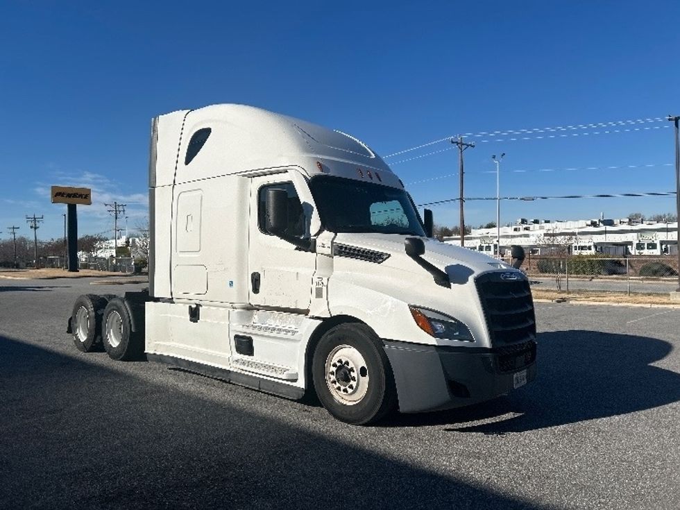 Sleeper Tractor-Heavy Duty Tractors-Freightliner-2022-T12664ST-Greensboro-NC-595,150\n\t\tmiles-$ 58,750 - Image 1