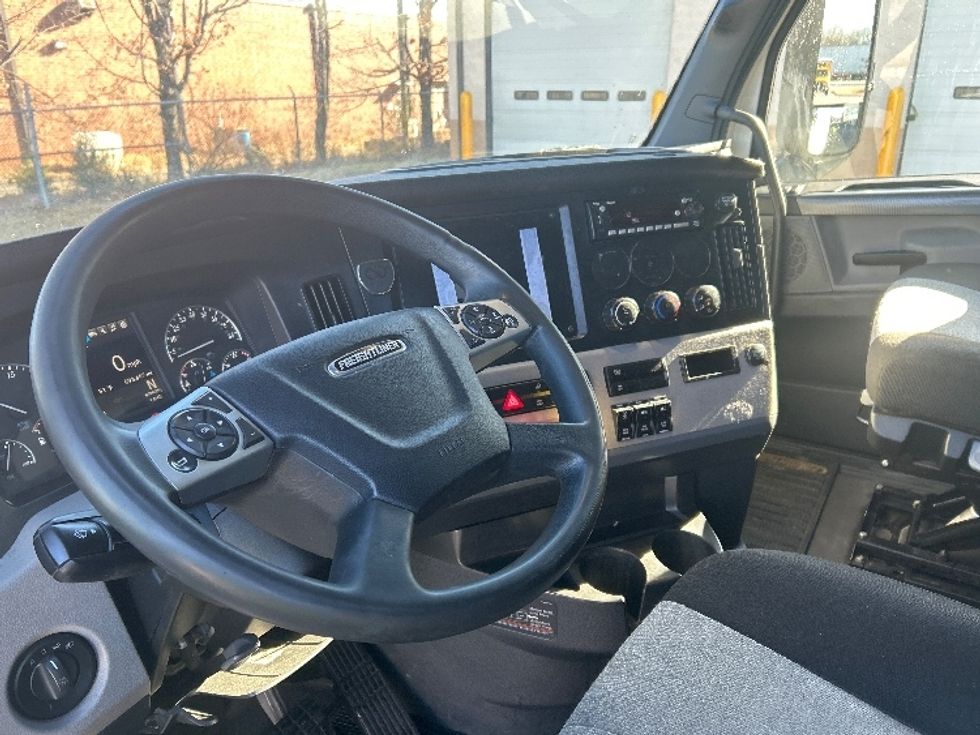 Sleeper Tractor-Heavy Duty Tractors-Freightliner-2022-T12664ST-Greensboro-NC-595,150\n\t\tmiles-$ 58,750 - Image 10