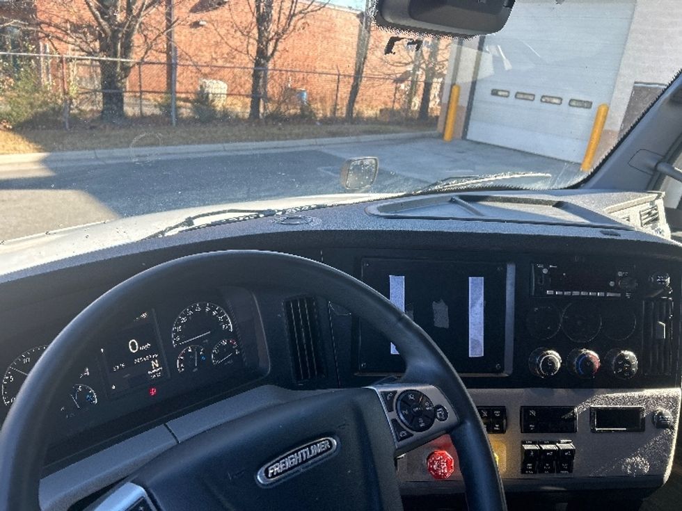 Sleeper Tractor-Heavy Duty Tractors-Freightliner-2022-T12664ST-Greensboro-NC-595,150\n\t\tmiles-$ 58,750 - Image 11