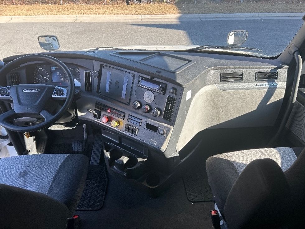 Sleeper Tractor-Heavy Duty Tractors-Freightliner-2022-T12664ST-Greensboro-NC-595,150\n\t\tmiles-$ 58,750 - Image 12