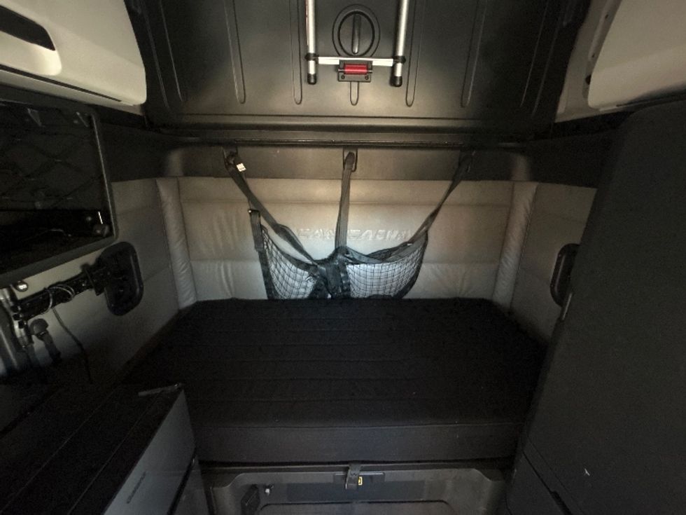 Sleeper Tractor-Heavy Duty Tractors-Freightliner-2022-T12664ST-Greensboro-NC-595,150\n\t\tmiles-$ 58,750 - Image 16