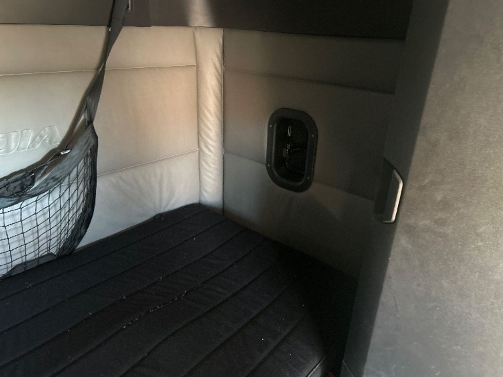 Sleeper Tractor-Heavy Duty Tractors-Freightliner-2022-T12664ST-Greensboro-NC-595,150\n\t\tmiles-$ 58,750 - Image 18